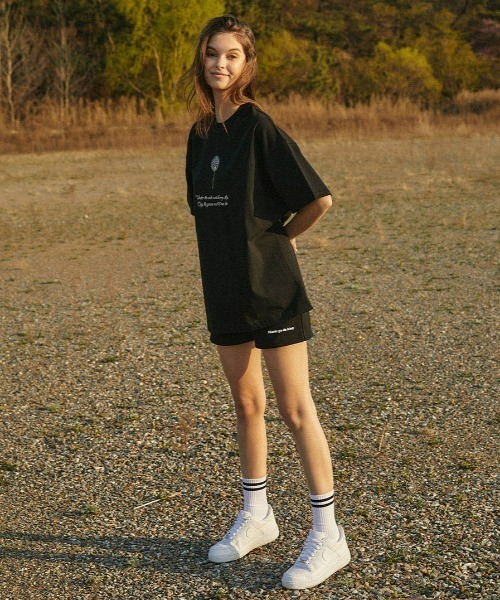 A'GEM9(エージェムナイン)の「A'GEM/9 × .kom『MARIAGEDEBIEN/マリアゲデビエン』タンポポグラフィック半袖Tシャツ カットソー(Tシャツ/カットソー・メンズ・ブラック/ホワイト・L/M)」の13枚目の写真