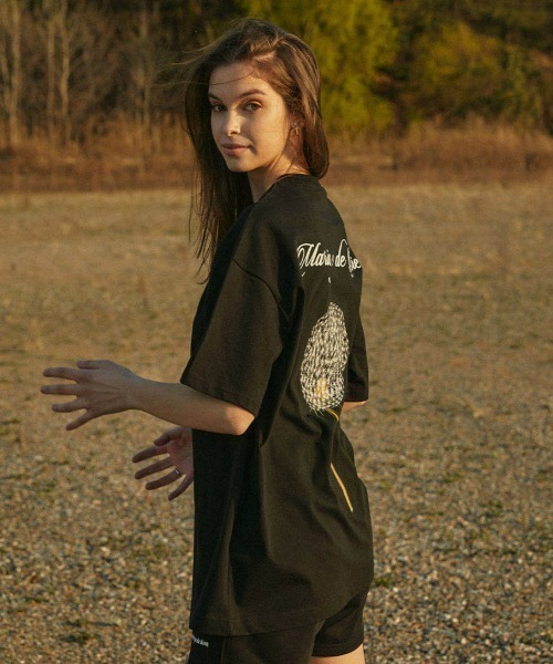 A'GEM9(エージェムナイン)の「A'GEM/9 × .kom『MARIAGEDEBIEN/マリアゲデビエン』タンポポグラフィック半袖Tシャツ カットソー(Tシャツ/カットソー・メンズ・ブラック/ホワイト・L/M)」の14枚目の写真