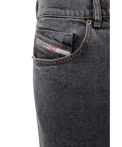 DIESEL(ディーゼル)の「メンズ 22FW デニムパンツ ブラック スリムフィット(デニムパンツ・メンズ・ブラック・26inch/28inch/34inch/30inch/32inch/36inch)」の11枚目の写真