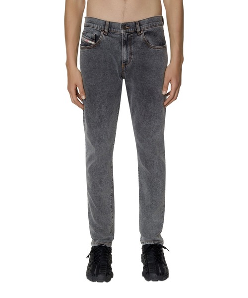 DIESEL(ディーゼル)の「メンズ 22FW デニムパンツ ブラック スリムフィット(デニムパンツ・メンズ・ブラック・26inch/28inch/34inch/30inch/32inch/36inch)」の1枚目の写真