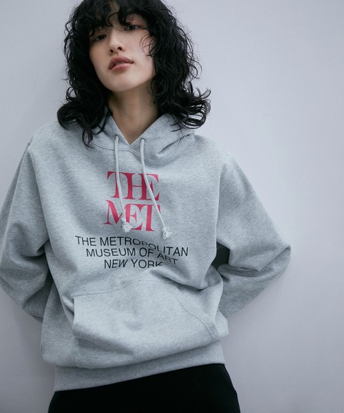 ADAM ET ROPE'（アダムエロペ）の「THE MET x ADAM LOGO SWEAT（パーカー・レディース・グリーン/ブラック/グレー・FREE）」の3枚目の写真