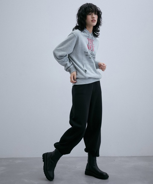 ADAM ET ROPE'（アダムエロペ）の「THE MET x ADAM LOGO SWEAT（パーカー・レディース・グリーン/ブラック/グレー・FREE）」の5枚目の写真