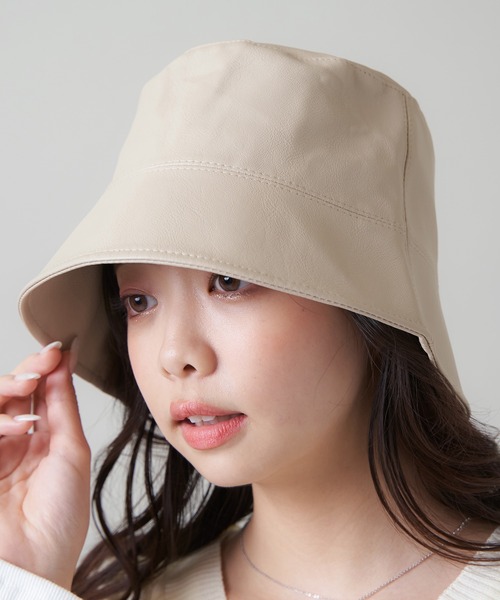 SPINNS(スピンズ)の「フェイクレザー つば下バケットハット(ハット・レディース・ブラウン/ブラック/アイボリー・ONESIZE)」の2枚目の写真