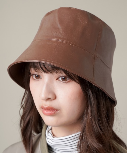 SPINNS(スピンズ)の「フェイクレザー つば下バケットハット(ハット・レディース・ブラウン/ブラック/アイボリー・ONESIZE)」の7枚目の写真