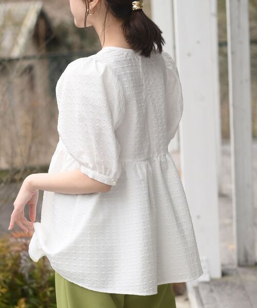 rps（アールピーエス）の「エンボスペプラムブラウス（シャツ/ブラウス・レディース・アイボリー/ブラック・フリー）」の3枚目の写真