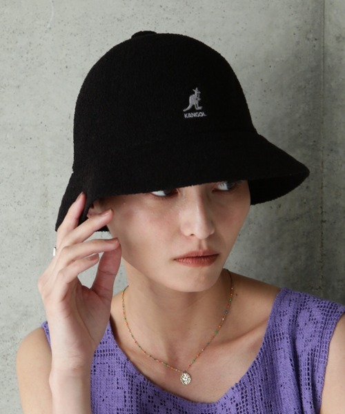 KANGOL(カンゴール)の「(KANGOL)バミューダカジュアルベルハット(ハット・レディース・ブラック/グリーン・MEDIUM)」の2枚目の写真