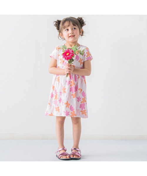 BeBe（ベベ）の「BeBe/アートフラワープリントワンピース(90~140cm)（ワンピース・キッズ・ブルー系その他/ピンク系その他・100/110/90/130/120/140）」の3枚目の写真