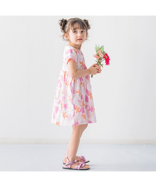 BeBe（ベベ）の「BeBe/アートフラワープリントワンピース(90~140cm)（ワンピース・キッズ・ブルー系その他/ピンク系その他・100/110/90/130/120/140）」の4枚目の写真