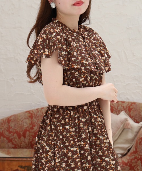ASTORIA ODIER(アストリアオディール)の「ラッフルカラー花柄ワンピース(ワンピース・レディース・ブラウン/グリーン/アイボリー・MEDIUM)」の10枚目の写真