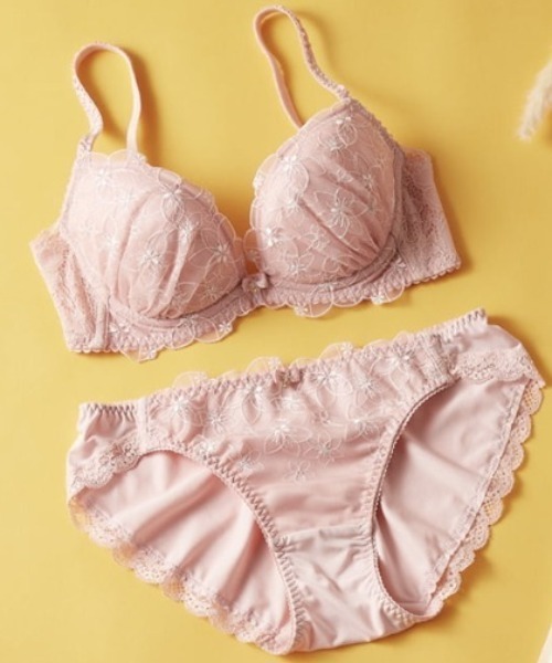 tutuanna（チュチュアンナ）の「ブラジャーショーツセット　[運命のブラ]ルミエールブーケブラ&ショーツセット（ブラ&ショーツ・レディース・ピンク/グレー/グリーン/オフホワイト/ターメリック/グレイッシュブルー/ピンク系その他・D65/C70/A70/A75/D70/E70/B65/C65/C75/E65/E75/B75/B70/A65/D75/C80/E80/E75L/E75M/C75L/D75L/D75M）」の6枚目の写真