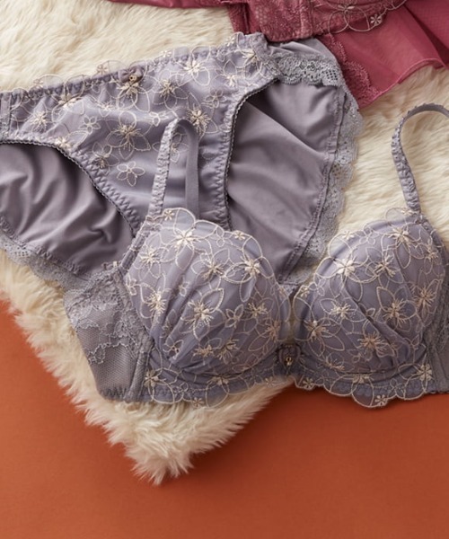 tutuanna（チュチュアンナ）の「ブラジャーショーツセット　[運命のブラ]ルミエールブーケブラ&ショーツセット（ブラ&ショーツ・レディース・ピンク/グレー/グリーン/オフホワイト/ターメリック/グレイッシュブルー/ピンク系その他・D65/C70/A70/A75/D70/E70/B65/C65/C75/E65/E75/B75/B70/A65/D75/C80/E80/E75L/E75M/C75L/D75L/D75M）」の4枚目の写真