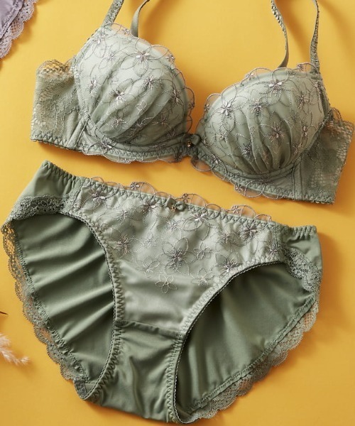 tutuanna（チュチュアンナ）の「ブラジャーショーツセット　[運命のブラ]ルミエールブーケブラ&ショーツセット（ブラ&ショーツ・レディース・ピンク/グレー/グリーン/オフホワイト/ターメリック/グレイッシュブルー/ピンク系その他・D65/C70/A70/A75/D70/E70/B65/C65/C75/E65/E75/B75/B70/A65/D75/C80/E80/E75L/E75M/C75L/D75L/D75M）」の3枚目の写真
