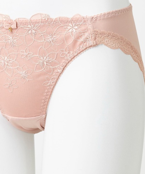 tutuanna（チュチュアンナ）の「ブラジャーショーツセット　[運命のブラ]ルミエールブーケブラ&ショーツセット（ブラ&ショーツ・レディース・ピンク/グレー/グリーン/オフホワイト/ターメリック/グレイッシュブルー/ピンク系その他・D65/C70/A70/A75/D70/E70/B65/C65/C75/E65/E75/B75/B70/A65/D75/C80/E80/E75L/E75M/C75L/D75L/D75M）」の20枚目の写真