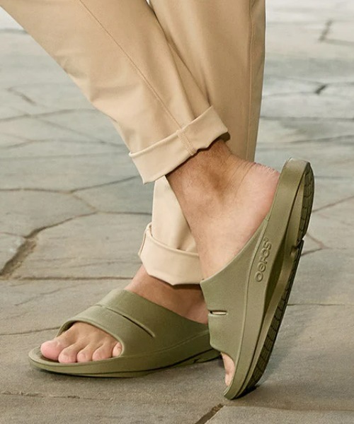 OOFOS(ウーフォス)の「【OOFOS】OOahh(サンダル・メンズ・ブラック/ベージュ/グレー系その他/グリーン系その他・26/25/23/28/27/24)」の4枚目の写真