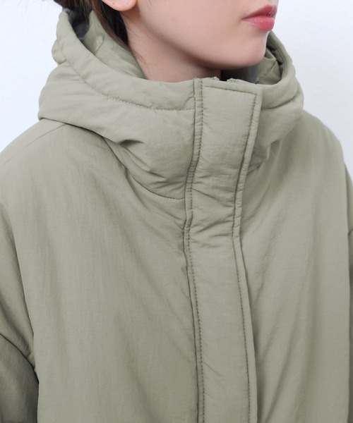 andme（アンドミー）の「オーバーサイズフーディ中綿ダウンコート（ダウンジャケット/コート・レディース・ライトカーキ/アイボリー/ブラック・M/S）」の22枚目の写真