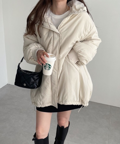 andme（アンドミー）の「オーバーサイズフーディ中綿ダウンコート（ダウンジャケット/コート・レディース・ライトカーキ/アイボリー/ブラック・M/S）」の8枚目の写真