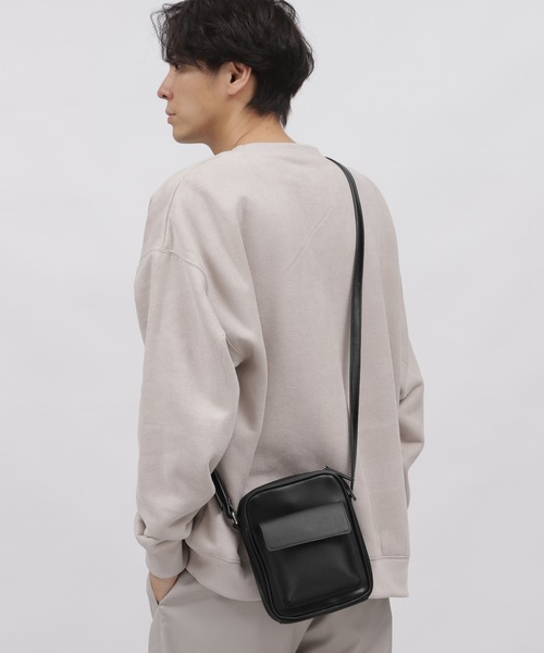 LAKOLE（ラコレ）の「FLフラップミニショルダー / 969627（ショルダーバッグ・メンズ・モカ/ブラック/グレイッシュベージュ・FREE）」の2枚目の写真