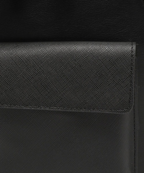 LAKOLE（ラコレ）の「FLフラップミニショルダー / 969627（ショルダーバッグ・メンズ・モカ/ブラック/グレイッシュベージュ・FREE）」の6枚目の写真