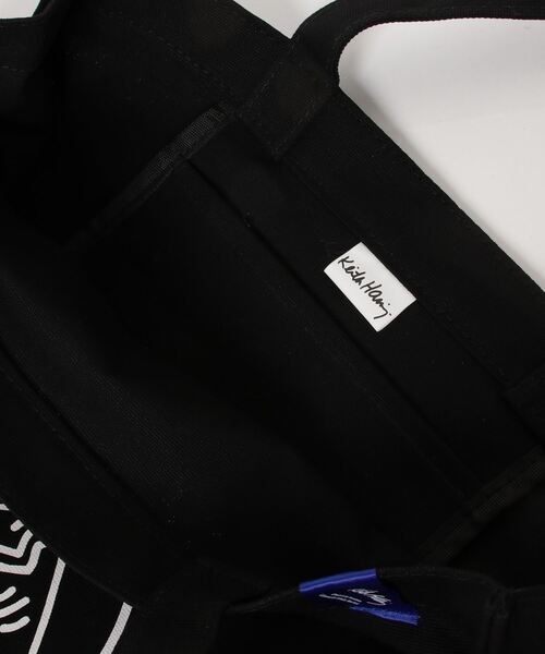 Keith Haring（キース・ヘリング）の「【 Keith Haring / キースへリング 】 アートプリント スクエア トート バッグ（トートバッグ・メンズ・ホワイト系2/ブラック系1/ブラック系2/ホワイト系1・FREE）」の7枚目の写真