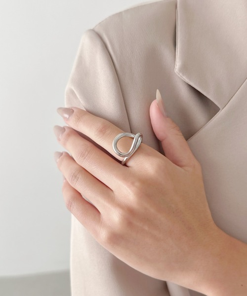 sowang（ソワン）の「【ステンレス】 ぷっくりヒネリデザインリング（リング・レディース・シルバー/ゴールド・13/11）」の4枚目の写真