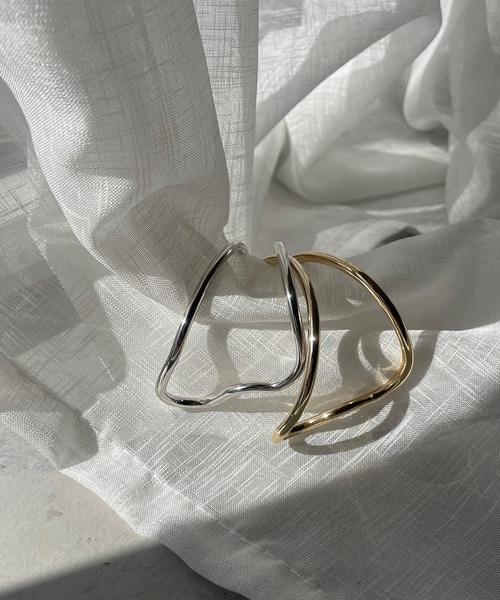 CLEIO（クレイオ）の「【cheriella】ニュアンスカーブダブルリングバングル（バングル/リストバンド・レディース・シルバー/ゴールド・FREE）」の2枚目の写真