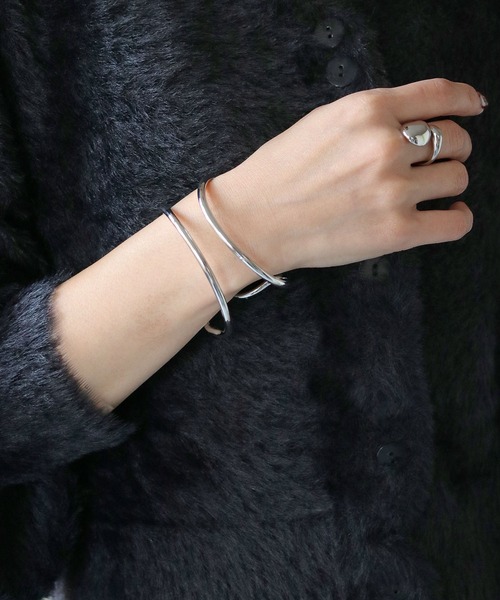 CLEIO（クレイオ）の「【cheriella】ニュアンスカーブダブルリングバングル（バングル/リストバンド・レディース・シルバー/ゴールド・FREE）」の3枚目の写真