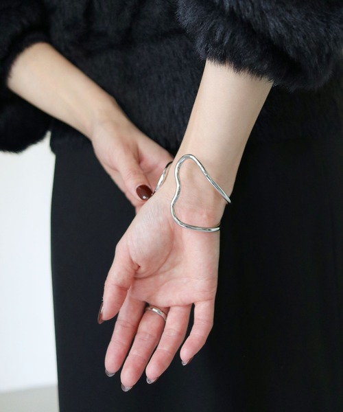 CLEIO（クレイオ）の「【cheriella】ニュアンスカーブダブルリングバングル（バングル/リストバンド・レディース・シルバー/ゴールド・FREE）」の4枚目の写真