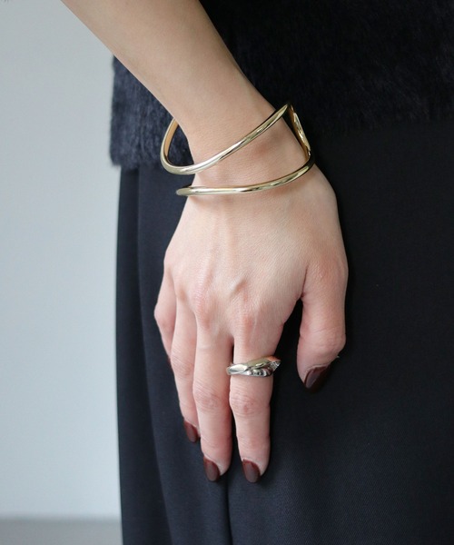 CLEIO（クレイオ）の「【cheriella】ニュアンスカーブダブルリングバングル（バングル/リストバンド・レディース・シルバー/ゴールド・FREE）」の6枚目の写真