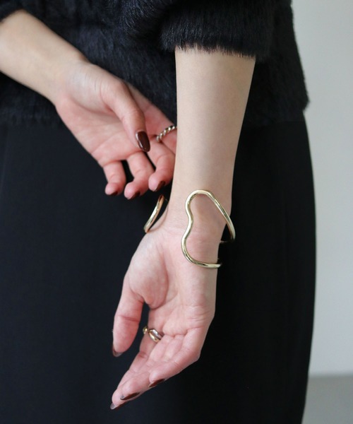 CLEIO（クレイオ）の「【cheriella】ニュアンスカーブダブルリングバングル（バングル/リストバンド・レディース・シルバー/ゴールド・FREE）」の7枚目の写真