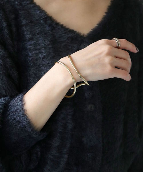 CLEIO（クレイオ）の「【cheriella】ニュアンスカーブダブルリングバングル（バングル/リストバンド・レディース・シルバー/ゴールド・FREE）」の8枚目の写真