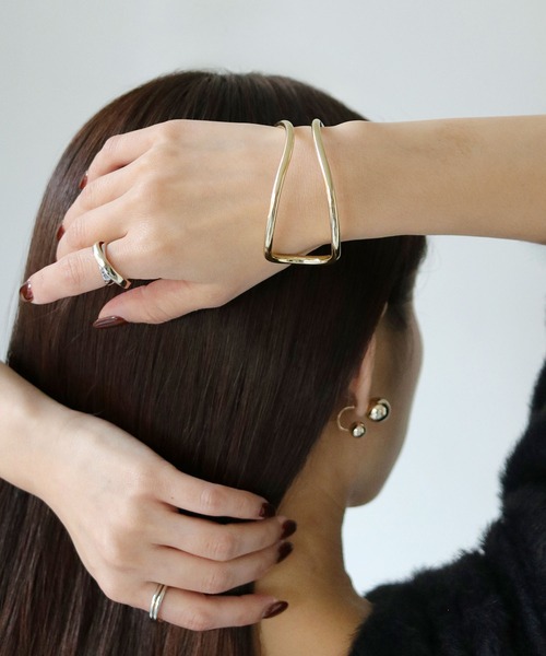 CLEIO（クレイオ）の「【cheriella】ニュアンスカーブダブルリングバングル（バングル/リストバンド・レディース・シルバー/ゴールド・FREE）」の9枚目の写真