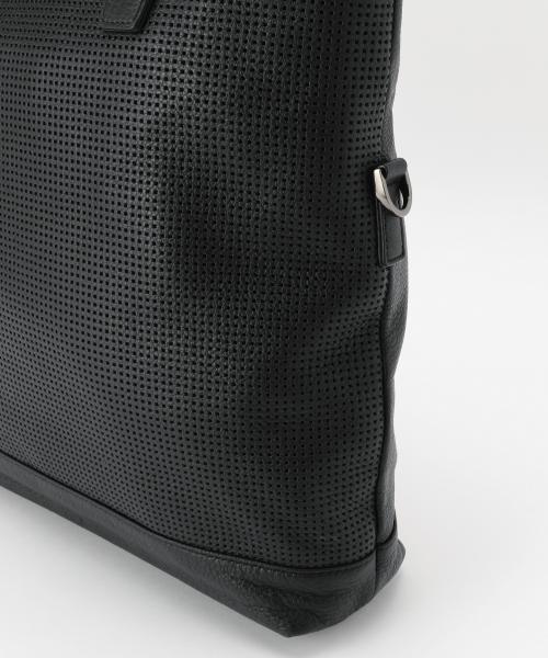 JOSEPH（ジョセフ）の「パンチングレザー2WAYトート（ショルダーバッグ・メンズ・ブラック系・F）」の3枚目の写真