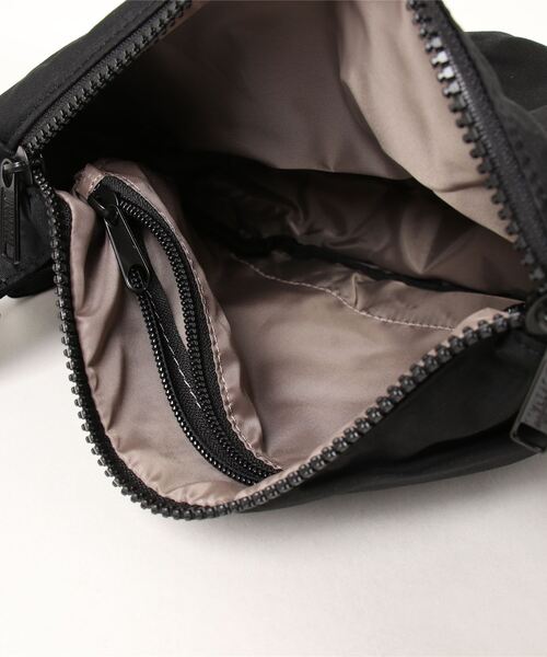 UNIVERSAL OVERALL（ユニバーサルオーバーオール）の「UNIVERSAL OVERALL / GABARDINE HOBO SHOULDER (M) / UVO-157（ショルダーバッグ・レディース・ブラック/カーキ/ベージュ・ONESIZE）」の6枚目の写真
