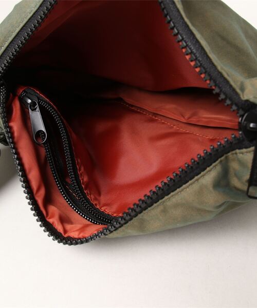 UNIVERSAL OVERALL（ユニバーサルオーバーオール）の「UNIVERSAL OVERALL / GABARDINE HOBO SHOULDER (M) / UVO-157（ショルダーバッグ・レディース・ブラック/カーキ/ベージュ・ONESIZE）」の7枚目の写真