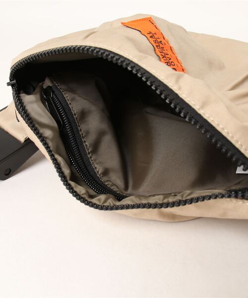 UNIVERSAL OVERALL（ユニバーサルオーバーオール）の「UNIVERSAL OVERALL / GABARDINE HOBO SHOULDER (M) / UVO-157（ショルダーバッグ・レディース・ブラック/カーキ/ベージュ・ONESIZE）」の8枚目の写真