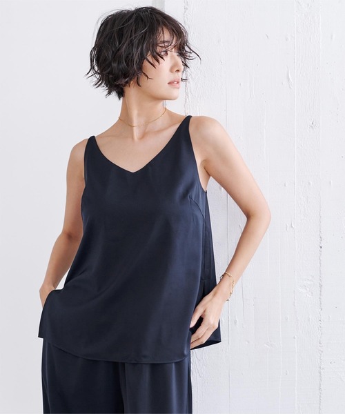 UR'S（ユアーズ）の「Vネックサテンキャミソール（キャミソール・レディース・ブルー/ベージュ/ネイビー・S/M/L）」の6枚目の写真