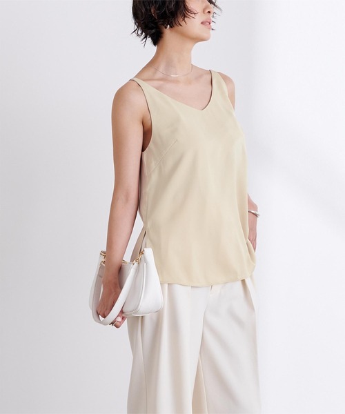 UR'S（ユアーズ）の「Vネックサテンキャミソール（キャミソール・レディース・ブルー/ベージュ/ネイビー・S/M/L）」の5枚目の写真