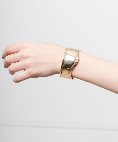 yu-ka（ユーカ）の「YU-KAメタル ワイド ブレスレット（バングル