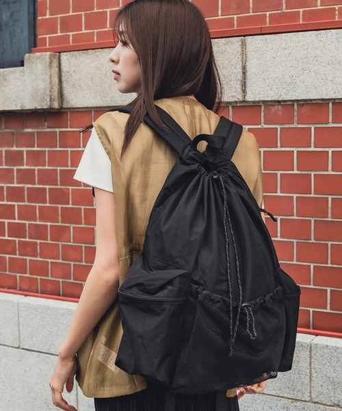 KiU(キウ)の「パッカブルドローストリングバックパック(バックパック/リュック・メンズ・ベージュ/カーキ/ブラック・FREE)」の1枚目の写真