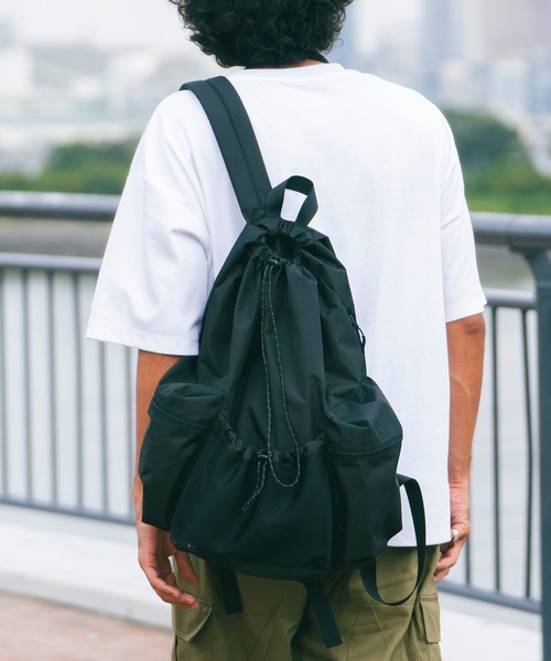 KiU(キウ)の「パッカブルドローストリングバックパック(バックパック/リュック・メンズ・ベージュ/カーキ/ブラック・FREE)」の13枚目の写真