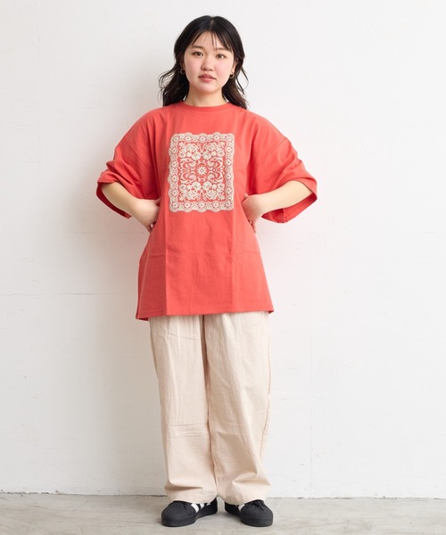 BIG FIELD(ビッグフィールド)の「レースプリントTシャツ/おとな(Tシャツ/カットソー・レディース・チャコール/レッド/オフホワイト・160cm)」の1枚目の写真