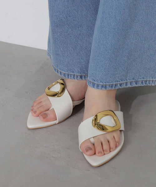 EDIT COLOGNE（エディットコロン）の「ゴールドパーツミュール（パンプス・レディース・ベージュ/ブラック/オフホワイト・23.5cm/23.0cm/24.0cm）」の2枚目の写真