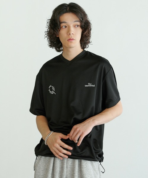 The unormwind（ザアンノームワインド）の「シティフットボールユニフォーム裾ドローコードダブル胸刺繍ロゴ半袖VネックTシャツ（Tシャツ/カットソー・メンズ・ブラック/ホワイト/ネイビー・S/M/L/XL）」の2枚目の写真