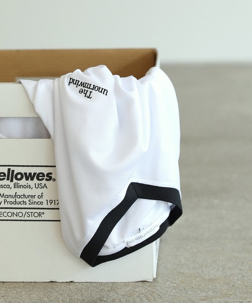 The unormwind（ザアンノームワインド）の「シティフットボールユニフォーム裾ドローコードダブル胸刺繍ロゴ半袖VネックTシャツ（Tシャツ/カットソー・メンズ・ブラック/ホワイト/ネイビー・S/M/L/XL）」の4枚目の写真