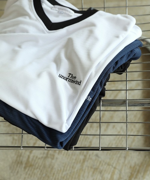 The unormwind（ザアンノームワインド）の「シティフットボールユニフォーム裾ドローコードダブル胸刺繍ロゴ半袖VネックTシャツ（Tシャツ/カットソー・メンズ・ブラック/ホワイト/ネイビー・S/M/L/XL）」の7枚目の写真