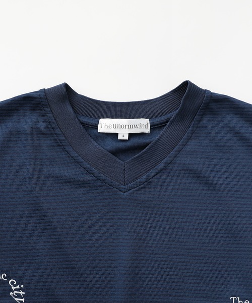 The unormwind（ザアンノームワインド）の「シティフットボールユニフォーム裾ドローコードダブル胸刺繍ロゴ半袖VネックTシャツ（Tシャツ/カットソー・メンズ・ブラック/ホワイト/ネイビー・S/M/L/XL）」の13枚目の写真