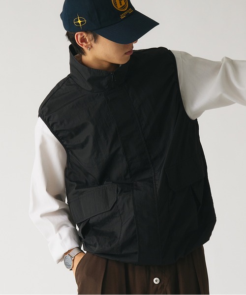 Adoon plain（アドーンプレーン）の「スタンドネックミリタリーナイロンベスト（ベスト・メンズ・チャコールグレー/ブラック・MEDIUM/LARGE）」の2枚目の写真