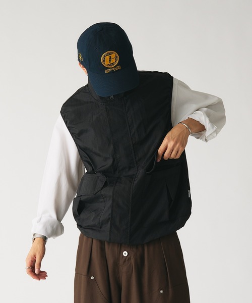 Adoon plain（アドーンプレーン）の「スタンドネックミリタリーナイロンベスト（ベスト・メンズ・チャコールグレー/ブラック・MEDIUM/LARGE）」の5枚目の写真