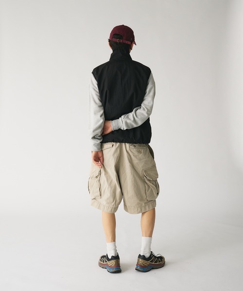 Adoon plain（アドーンプレーン）の「スタンドネックミリタリーナイロンベスト（ベスト・メンズ・チャコールグレー/ブラック・MEDIUM/LARGE）」の18枚目の写真