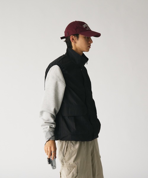 Adoon plain（アドーンプレーン）の「スタンドネックミリタリーナイロンベスト（ベスト・メンズ・チャコールグレー/ブラック・MEDIUM/LARGE）」の10枚目の写真